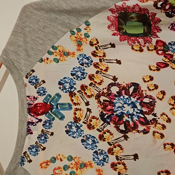 OVI Raglan sleeve hi lo top gray and jewel pattern sz.S EUC - Picture 7 of 7